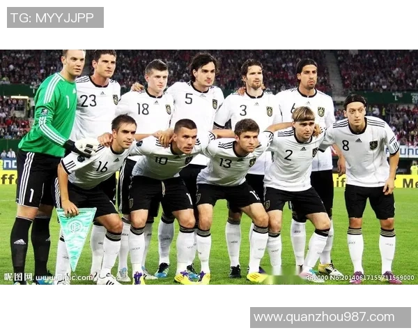 足球明星高举国旗的高清照片展现激情与荣耀的瞬间